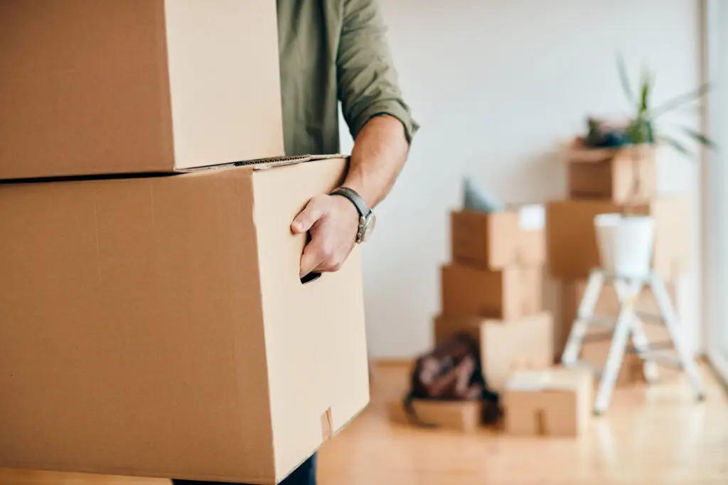 Webshopklant met retourdoos in woonkamer