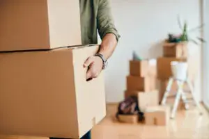 Webshopklant met retourdoos in woonkamer