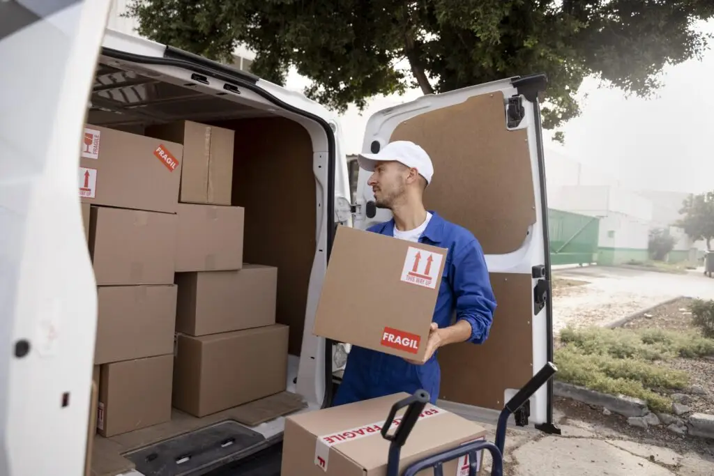 Koerier met retourzending bij bestelbus voor fulfilment