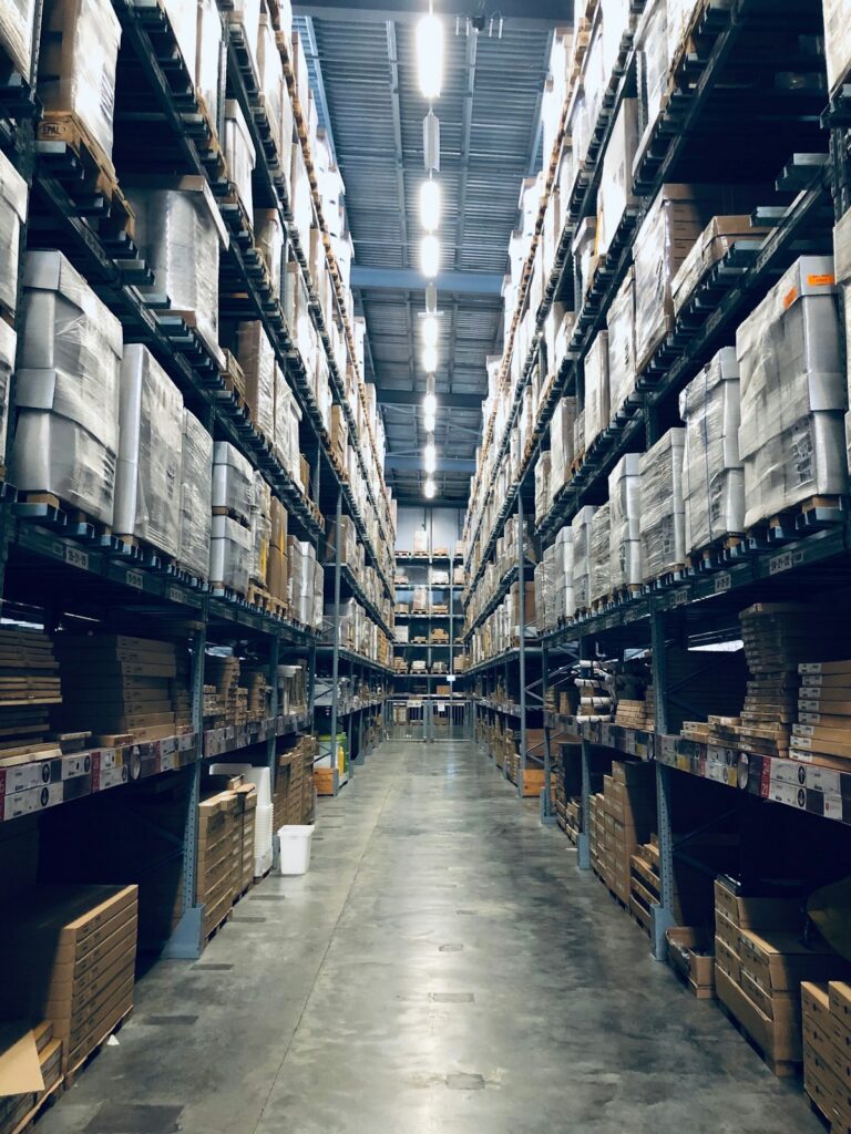 Magazijn met pallets en dozen voor e-commerce fulfilment