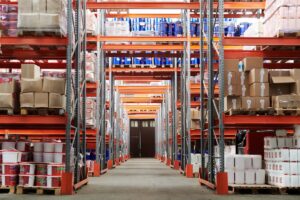 Fulfilment magazijn medewerker verwerkt pakketten voor next-day delivery