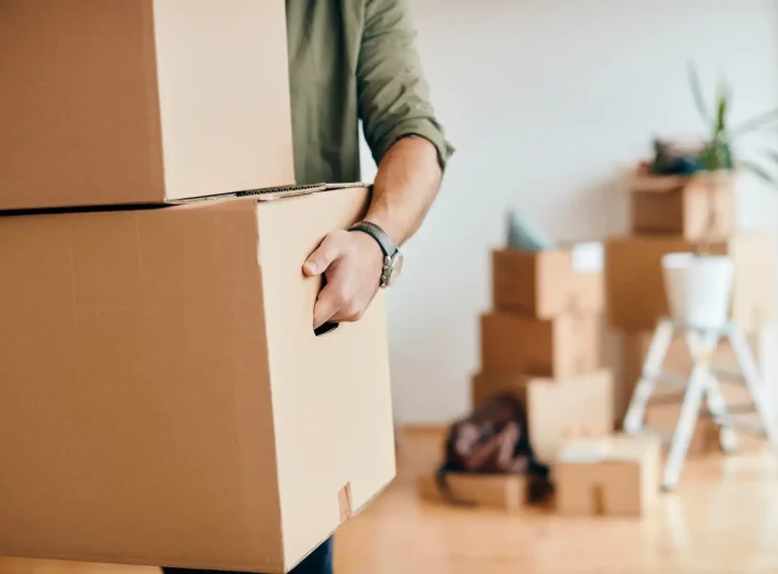 Webshopklant met retourdoos in woonkamer