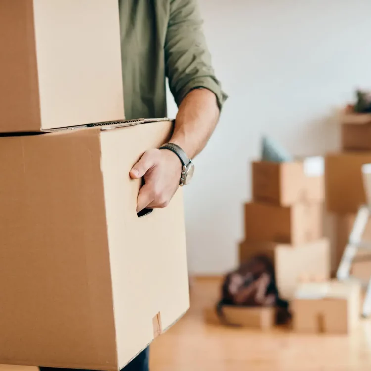 Webshopklant met retourdoos in woonkamer