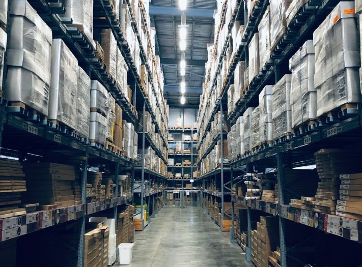 Magazijn met pallets en dozen voor e-commerce fulfilment