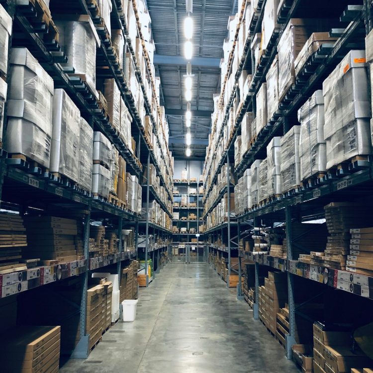 Magazijn met pallets en dozen voor e-commerce fulfilment