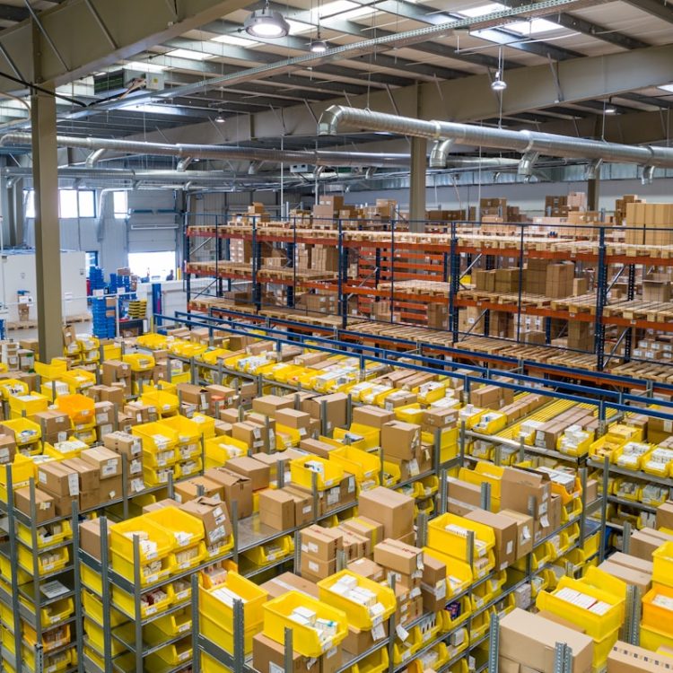 Kleine webshop eigenaar verpakt bestellingen
