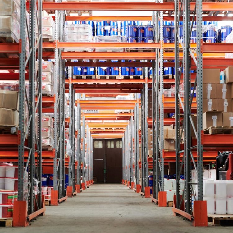 Fulfilment magazijn medewerker verwerkt pakketten voor next-day delivery